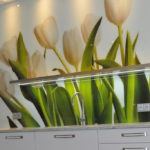 Szklany panel z tulipanami - Kuchnia na zamówienie
