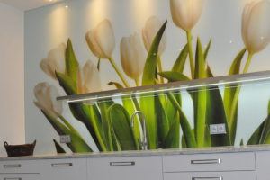 Meble kuchenne z granitem i tulipanami